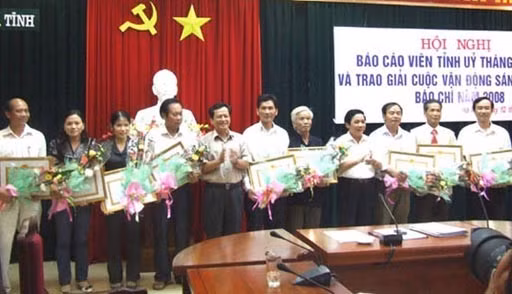 Lãnh đạo Ban Tuyên giáo Tỉnh uy Hà Tĩnh trao giải cho các tác giả