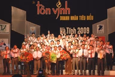 Lãnh đạo tỉnh Hà Tĩnh chúc mừng các doanh nhân tiêu biểu tại đêm "Tôn vinh doanh nhân tiêu biểu" tổ chức tạp TP Hà Tĩnh, đêm 12-9-2009.