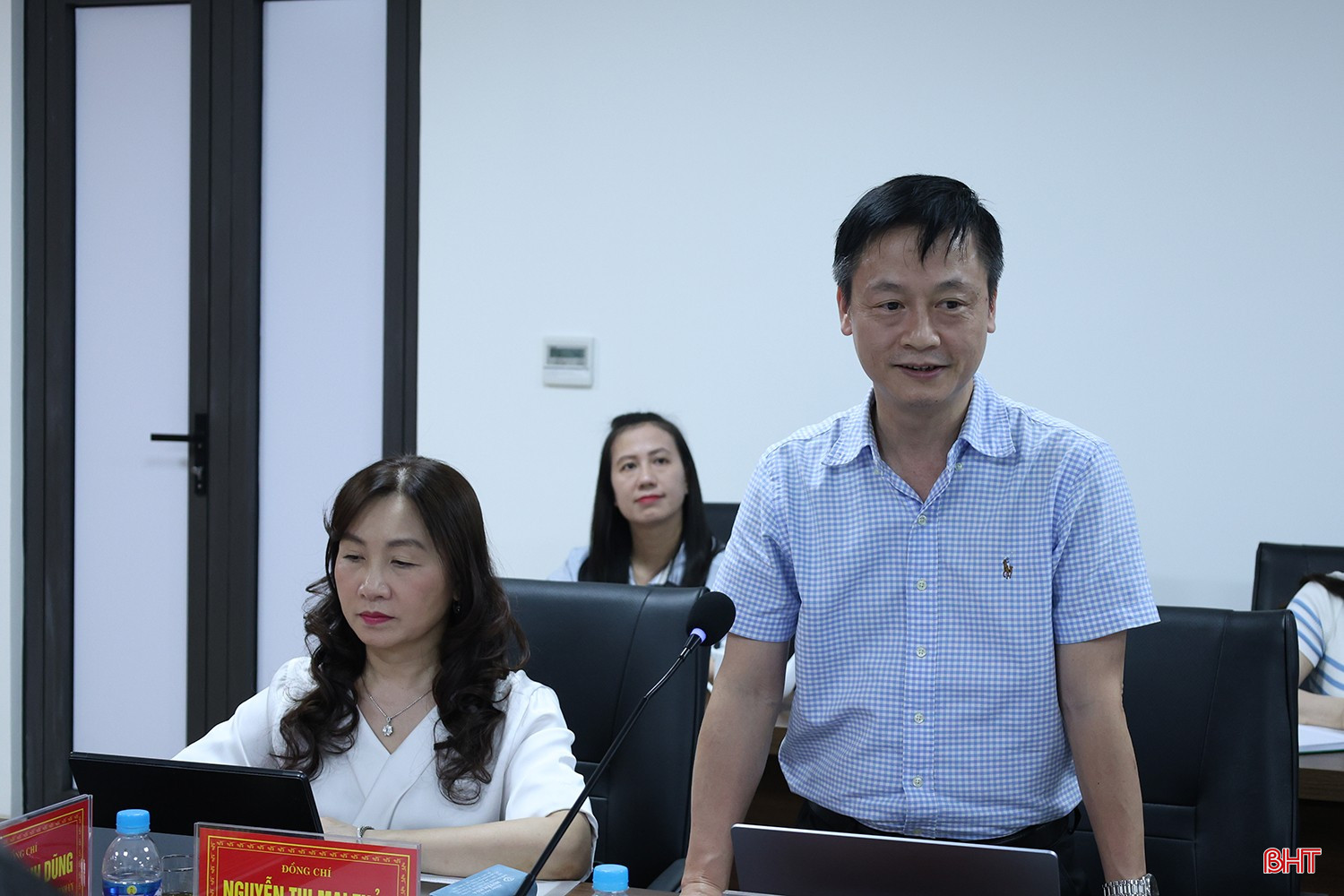 Đồng chí Đặng Văn Đức - Trưởng phòng Chuyển đổi số (Sở KH&amp;CN Hà Tĩnh) trao đổi các nội dung liên quan tại toạ đàm.