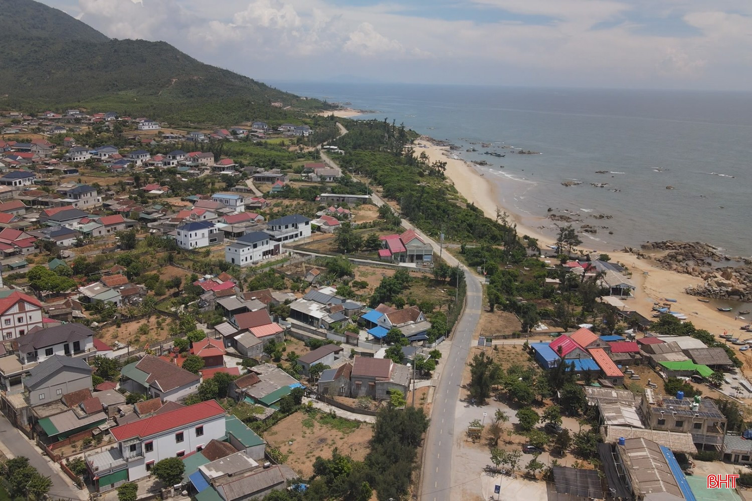 Làng bánh đa ven biển xã Kỳ Xuân nhìn từ trên cao.