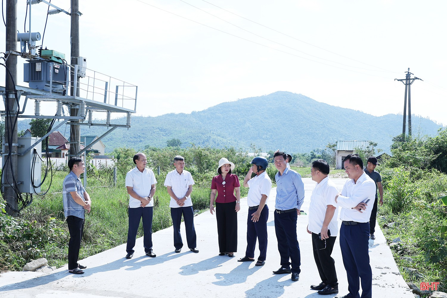 Trước đó, Ban Kinh tế - Ngân sách, HĐND tỉnh khảo sát thực trạng hệ thống đường dây, trạm biến áp do Hợp tác xã Dịch vụ Điện Xuân Viên quản lý.