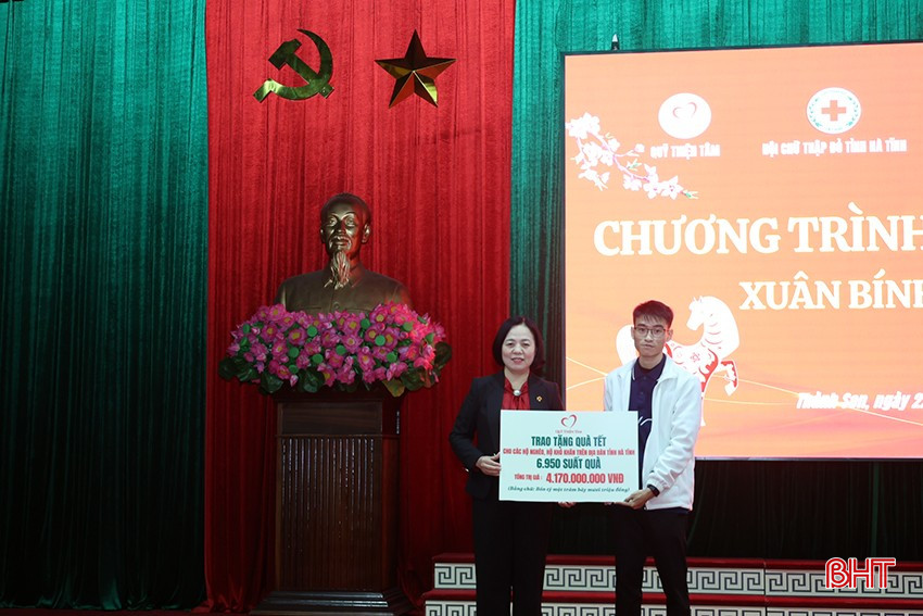 Tại chương trình, 360 hộ nghèo, hộ khó khăn thuộc 80 tổ dân phố trên địa bàn phường Thành Sen đã được Quỹ Thiện Tâm – Tập đoàn Vingroup, Trung tâm Vincom Plaza Hà Tĩnh trao tặng 360 suất quà trị giá gần 220 triệu đồng.