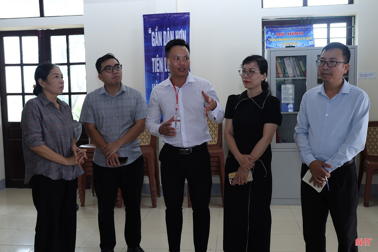 Ông Nguyễn Thanh Hải (áo trắng)- Giám đốc Trung tâm Phục vụ hành chính công phường Thành Sen trao đổi về giải pháp để phát huy hiệu quả Kiosk dịch vụ công tại khu dân cư.