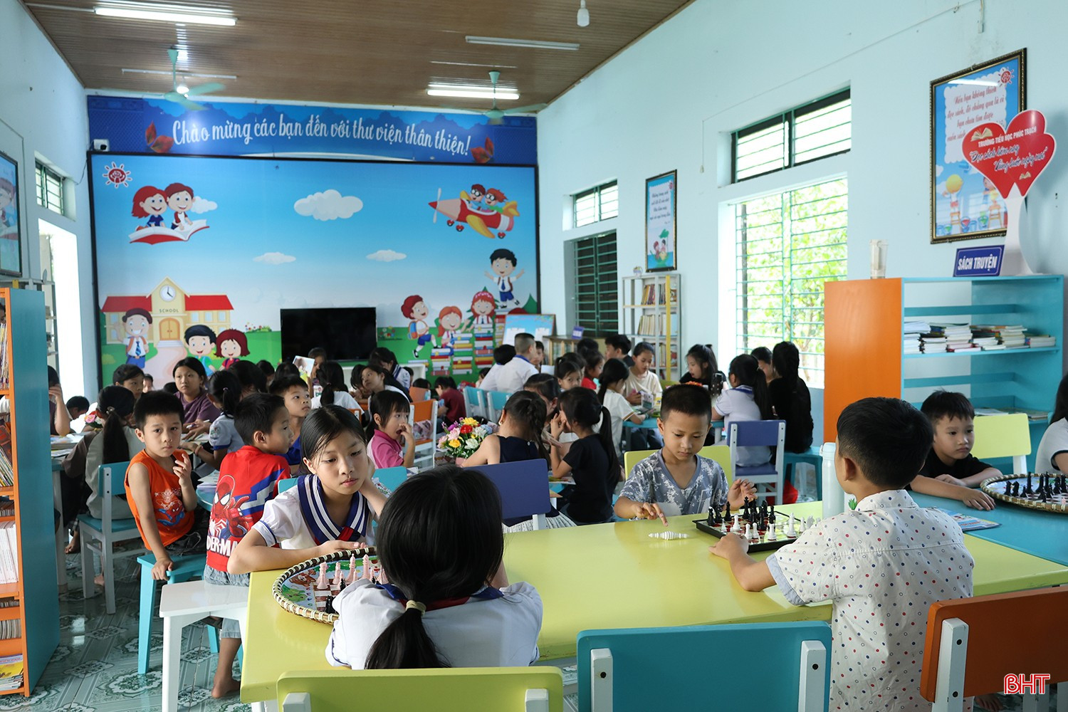 Ông Phan Duy Nghĩa - Phó Trưởng phòng Giáo dục phổ thông, Sở Giáo dục và Đào tạo Hà Tĩnh cho biết: “Việc mở cửa thư viện dịp hè được thực hiện linh hoạt, phù hợp với điều kiện từng địa phương và không ảnh hưởng đến chế độ nghỉ hè của giáo viên, nhân viên trường học. Đây là hoạt động thiết thực nhằm tạo thêm sân chơi an toàn, bổ ích cho học sinh, qua đó giúp các em hình thành thói quen đọc sách”.