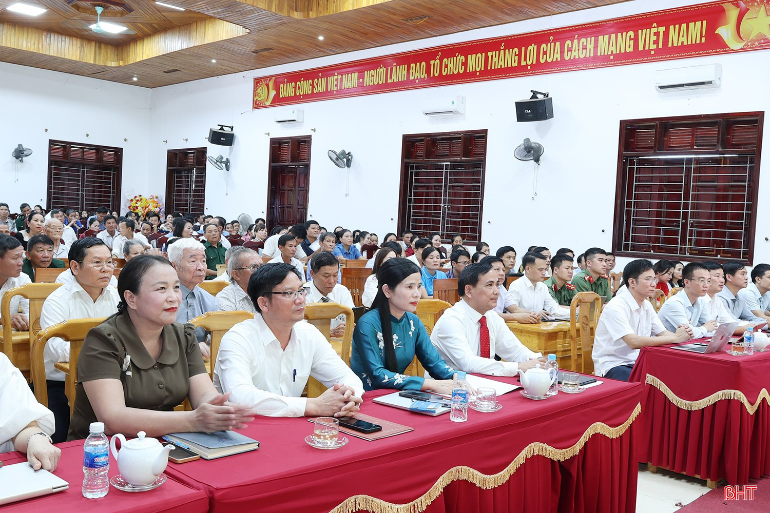Đại biểu tham dự lễ trao Huy hiệu Đảng.