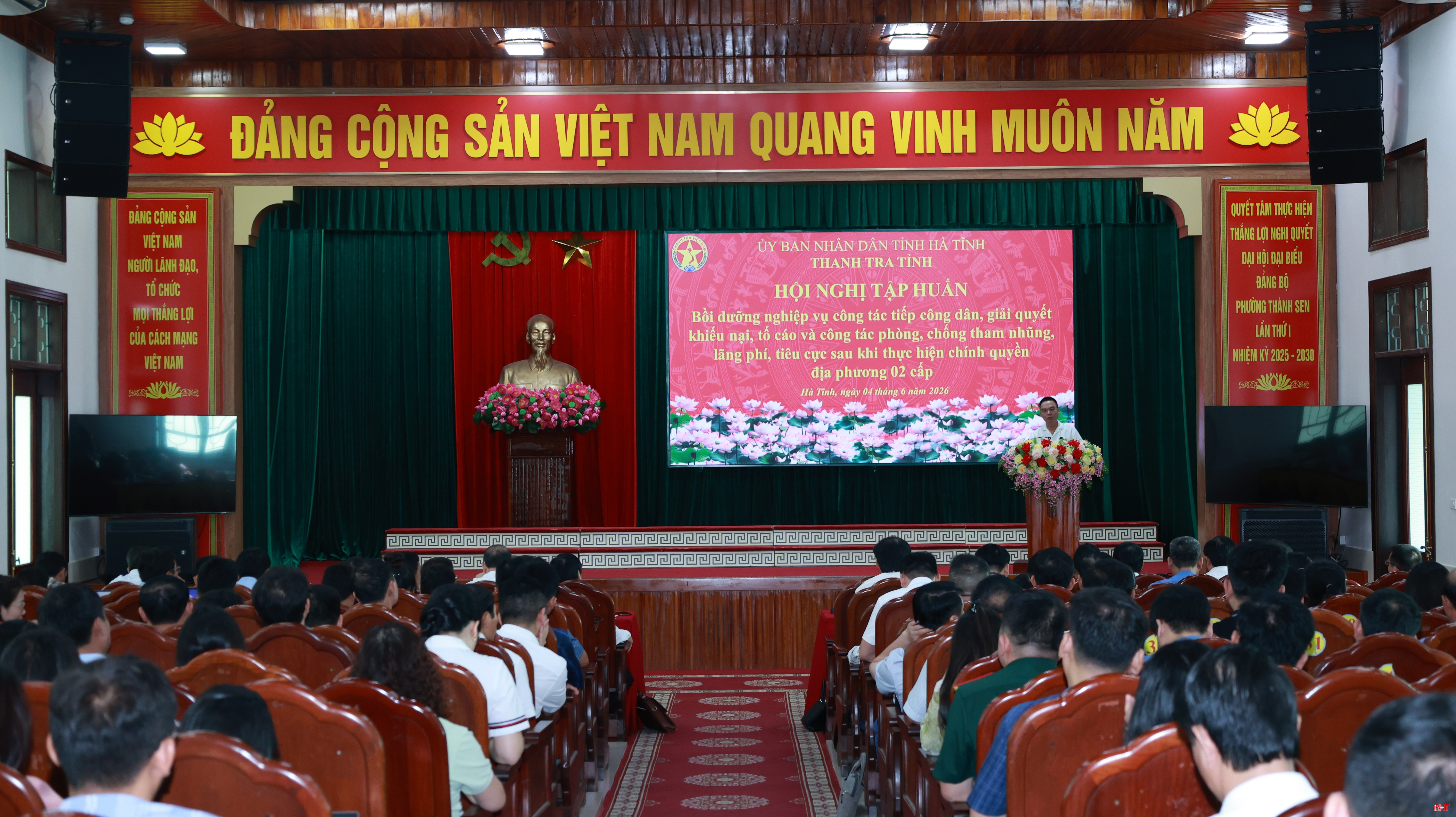 Toàn cảnh hội nghị.