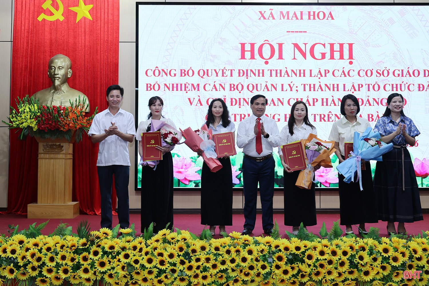 Lãnh đạo xã Mai Hoa trao quyết định bổ nhiệm Hiệu trưởng, Phó Hiệu trưởng Trường Mầm non Mai Hoa.