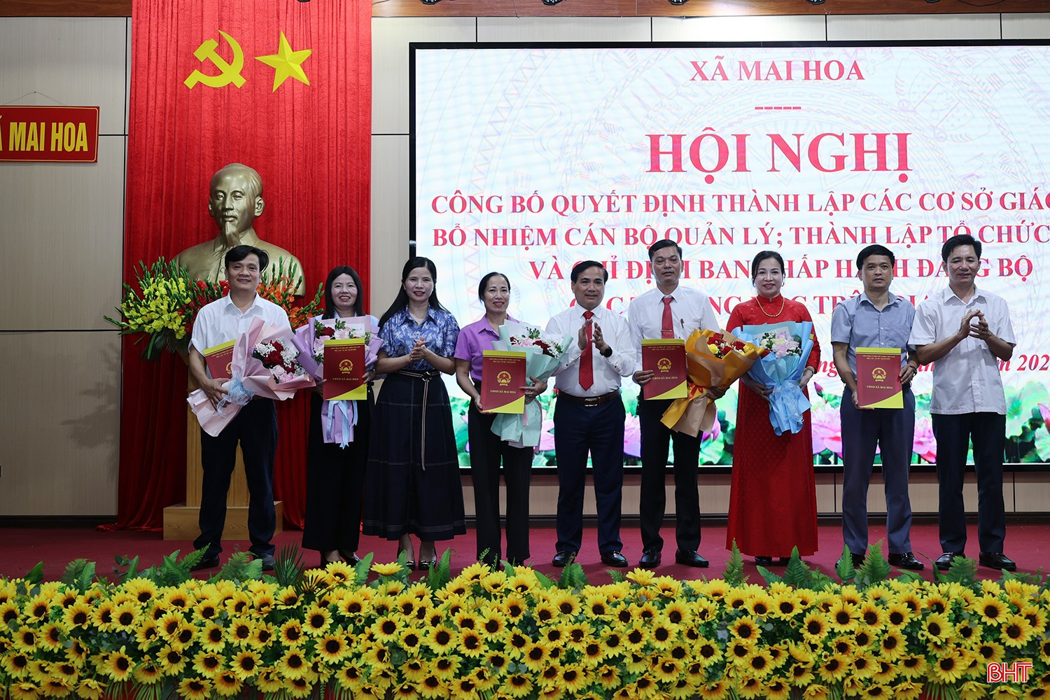 Lãnh đạo xã Mai Hoa trao quyết định bổ nhiệm Hiệu trưởng, Phó Hiệu trưởng Trường Tiểu học và THCS Mai Hoa.