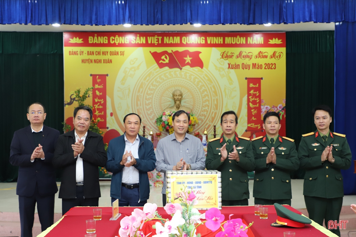 Bí thư Tỉnh ủy Hoàng Trung Dũng chúc tết các đơn vị lực lượng vũ trang