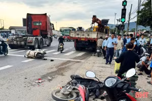Hà Tĩnh: Xe tải cẩu tông 4 xe máy đang dừng chờ đèn đỏ