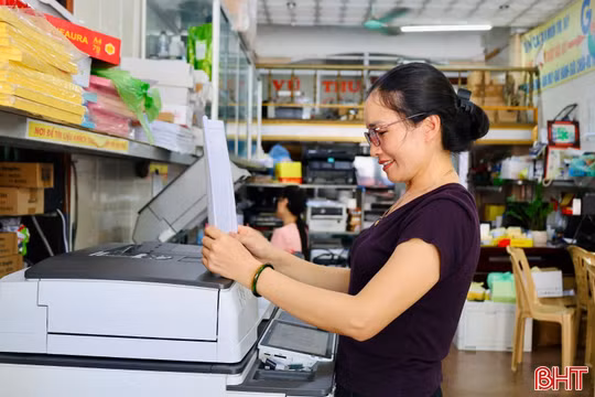 Thiếu sách giáo khoa, phụ huynh sao chép cho con học có vi phạm bản quyền?