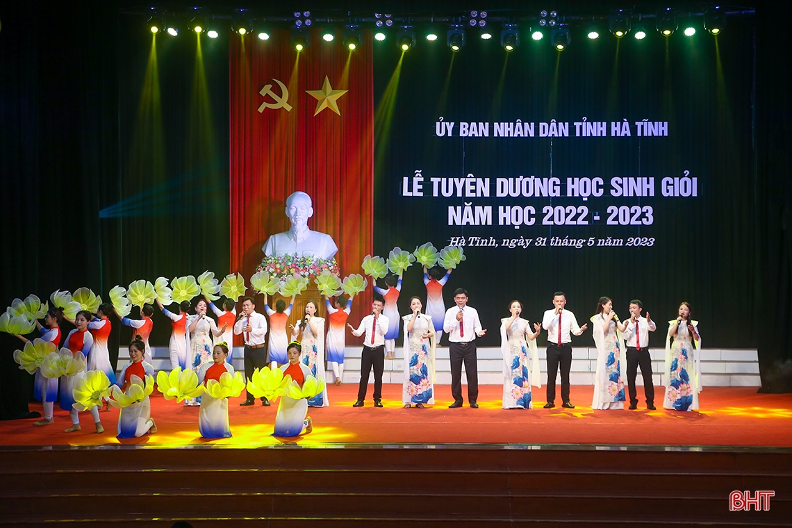 Hà Tĩnh vinh danh học sinh xuất sắc tại các kỳ thi