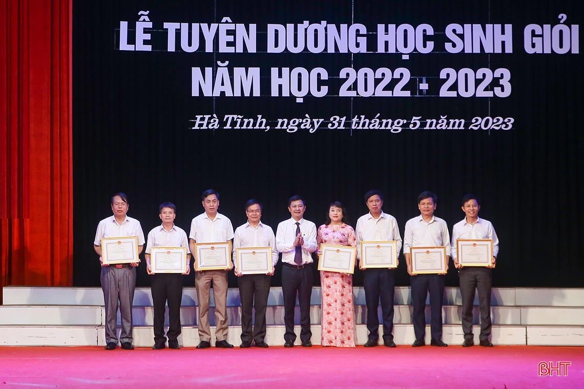 Hà Tĩnh vinh danh học sinh xuất sắc tại các kỳ thi
