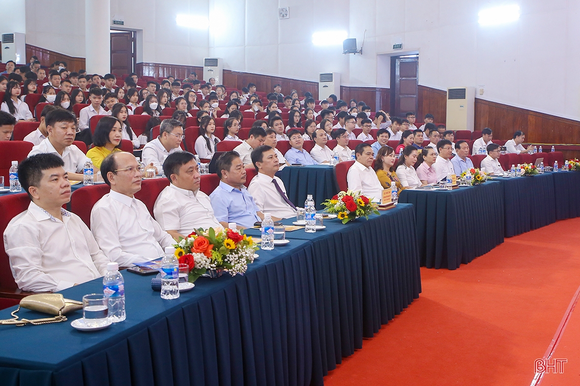 Hà Tĩnh vinh danh học sinh xuất sắc tại các kỳ thi