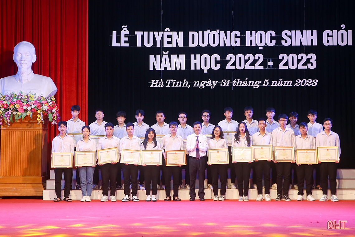 Hà Tĩnh vinh danh học sinh xuất sắc tại các kỳ thi