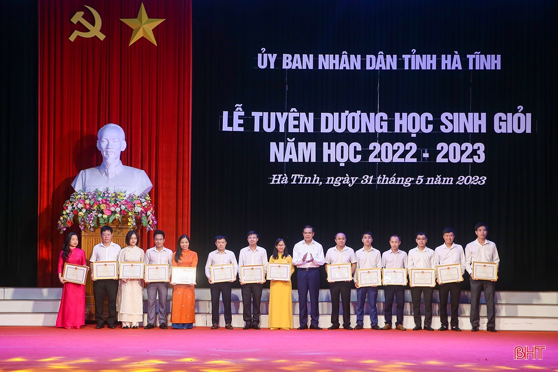 Hà Tĩnh vinh danh học sinh xuất sắc tại các kỳ thi