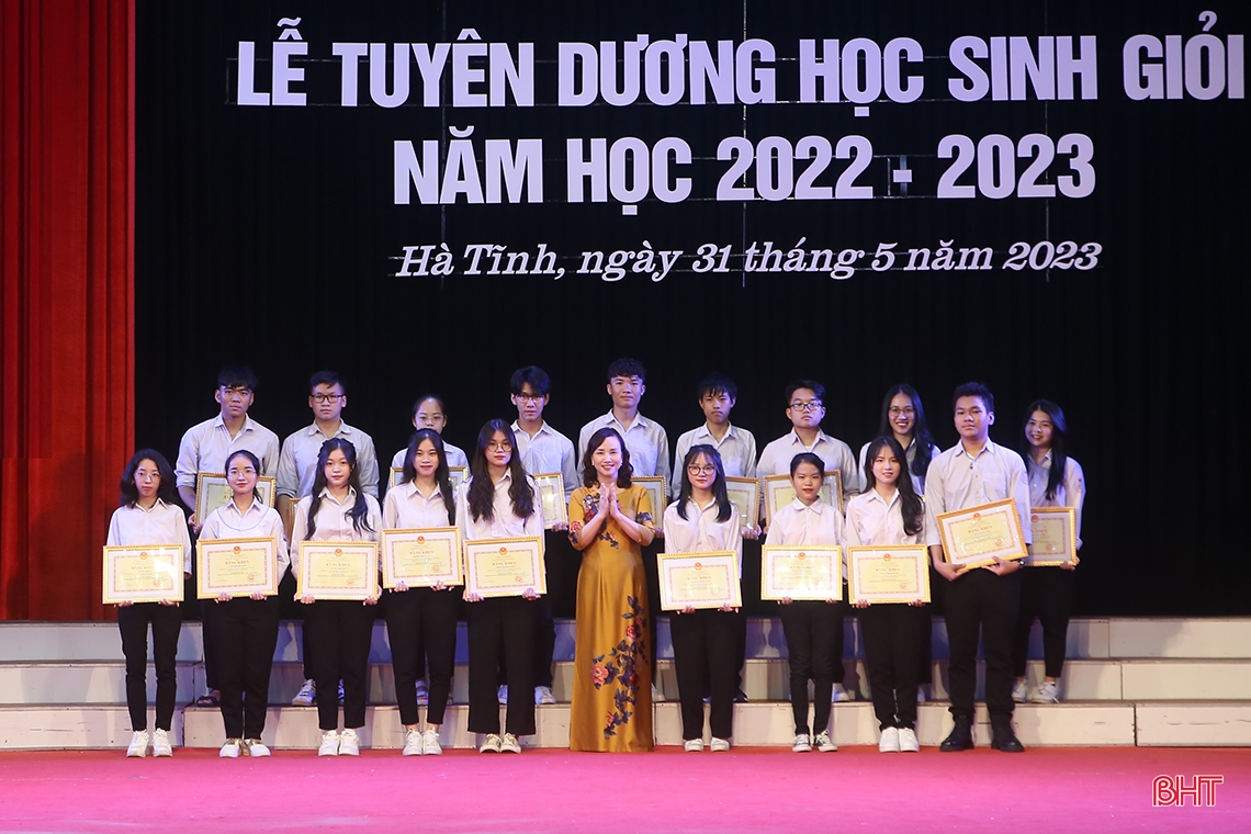 Hà Tĩnh vinh danh học sinh xuất sắc tại các kỳ thi