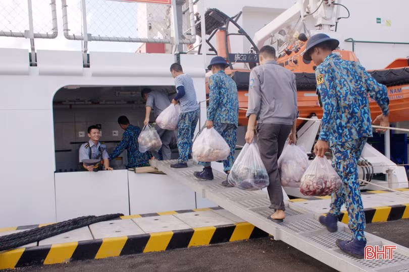 Xúc động giây phút tiễn các chiến sỹ ra Trường Sa làm nhiệm vụ