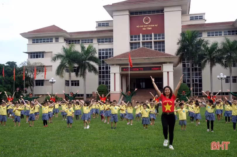 Học sinh mầm non giao lưu cùng cán bộ, chiến sỹ Hà Tĩnh