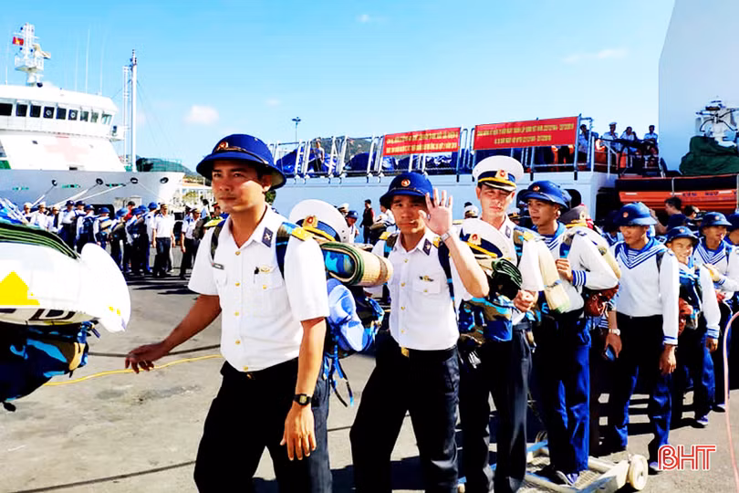 Xúc động giây phút tiễn các chiến sỹ ra Trường Sa làm nhiệm vụ