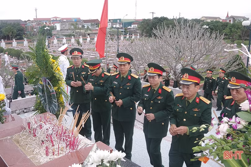 Bộ CHQS Hà Tĩnh dâng hoa, thắp hương tại Khu lưu niệm Bác Hồ và các nghĩa trang liệt sỹ