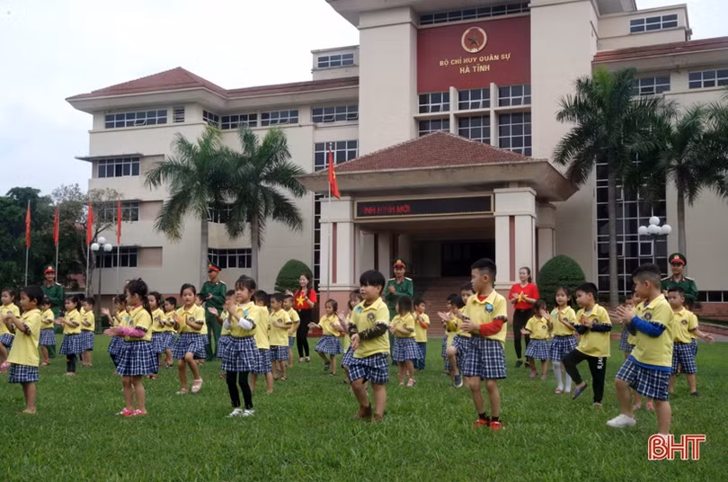 Học sinh mầm non giao lưu cùng cán bộ, chiến sỹ Hà Tĩnh