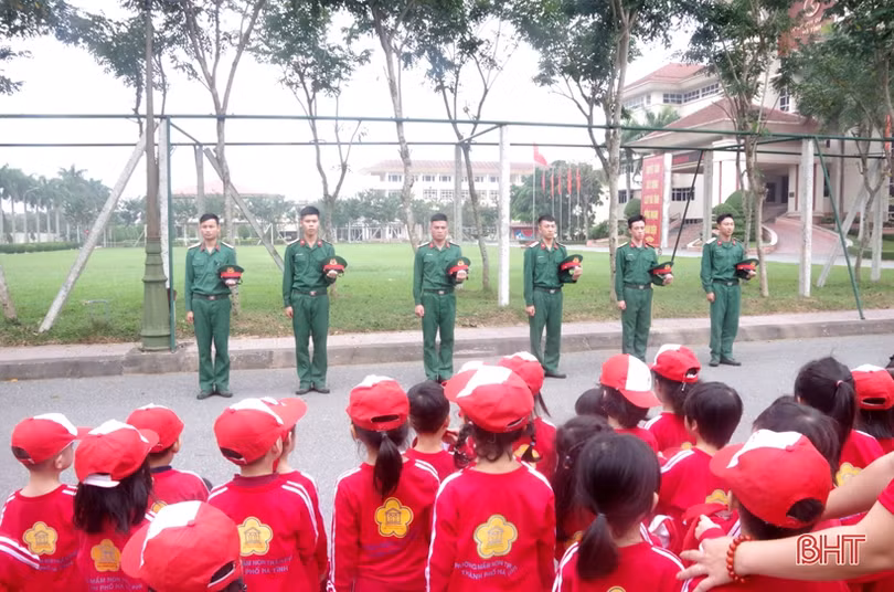 Học sinh mầm non giao lưu cùng cán bộ, chiến sỹ Hà Tĩnh
