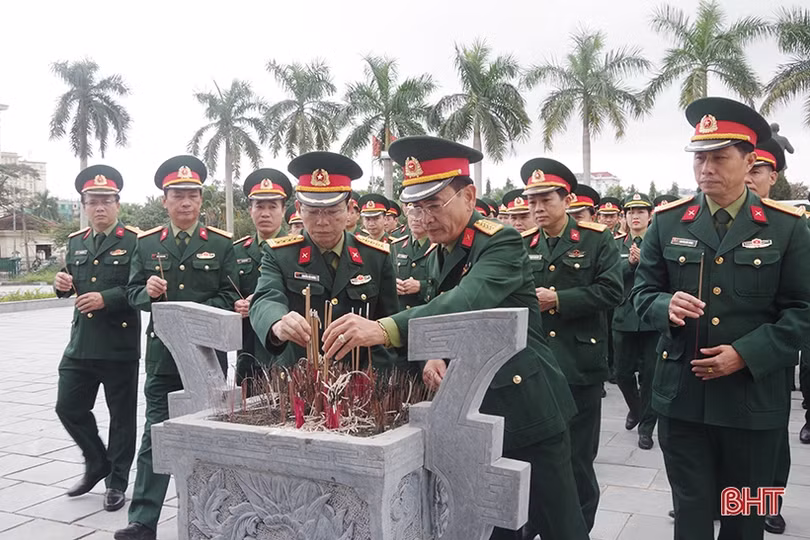 Bộ CHQS Hà Tĩnh dâng hoa, thắp hương tại Khu lưu niệm Bác Hồ và các nghĩa trang liệt sỹ