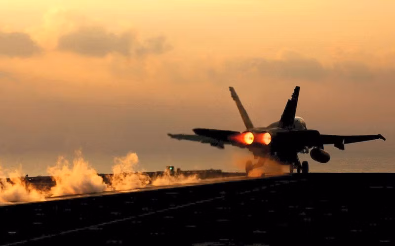 Nữ phi công F/A-18F Mỹ kể về lần đầu không kích khủng bố IS