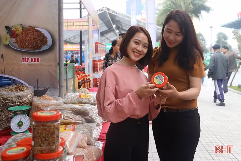 Những gian hàng “níu chân” khách ở Lễ hội Cam và sản phẩm nông nghiệp Hà Tĩnh