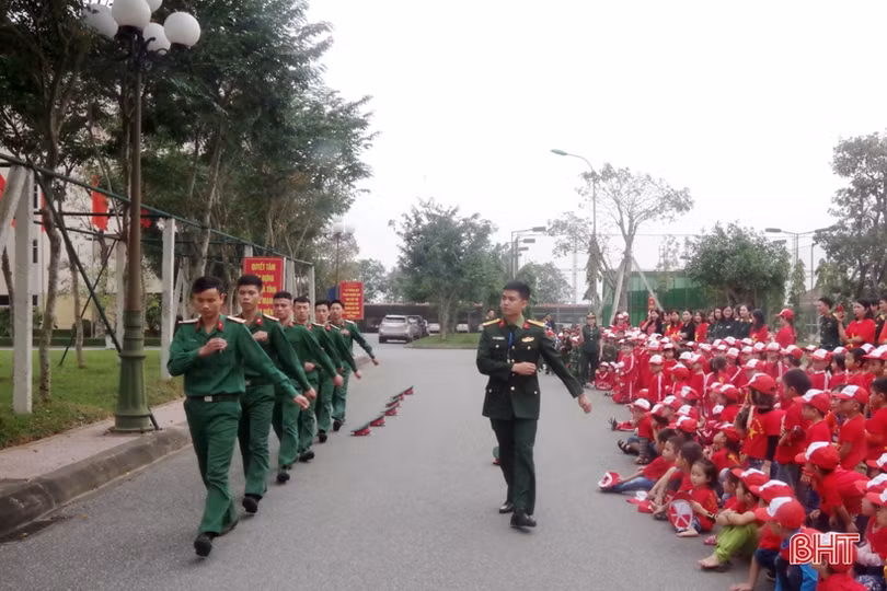 Học sinh mầm non giao lưu cùng cán bộ, chiến sỹ Hà Tĩnh