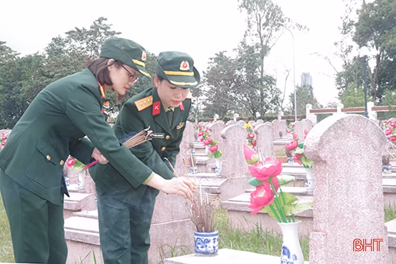 Bộ CHQS Hà Tĩnh dâng hoa, thắp hương tại Khu lưu niệm Bác Hồ và các nghĩa trang liệt sỹ