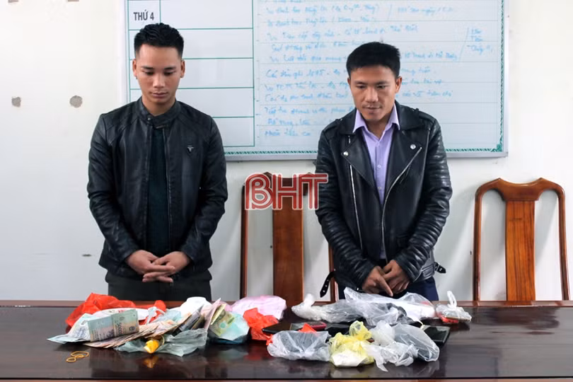 Bắt 14 con bạc thâu đêm suốt sáng với trò đỏ đen