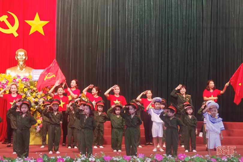 Học sinh mầm non giao lưu cùng cán bộ, chiến sỹ Hà Tĩnh