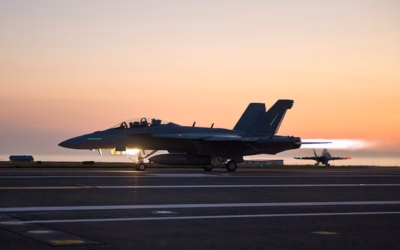 Nữ phi công F/A-18F Mỹ kể về lần đầu không kích khủng bố IS