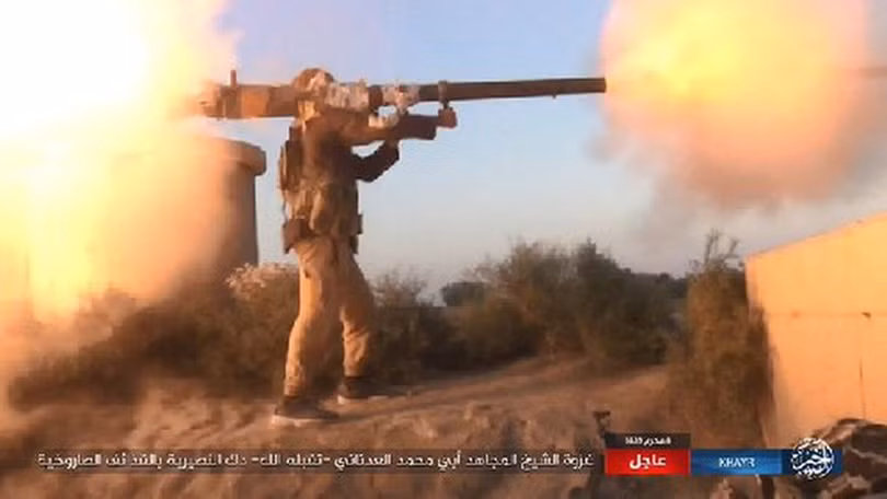 Khốc liệt tại Syria, binh sĩ vác pháo không giật lên vai để khai hỏa