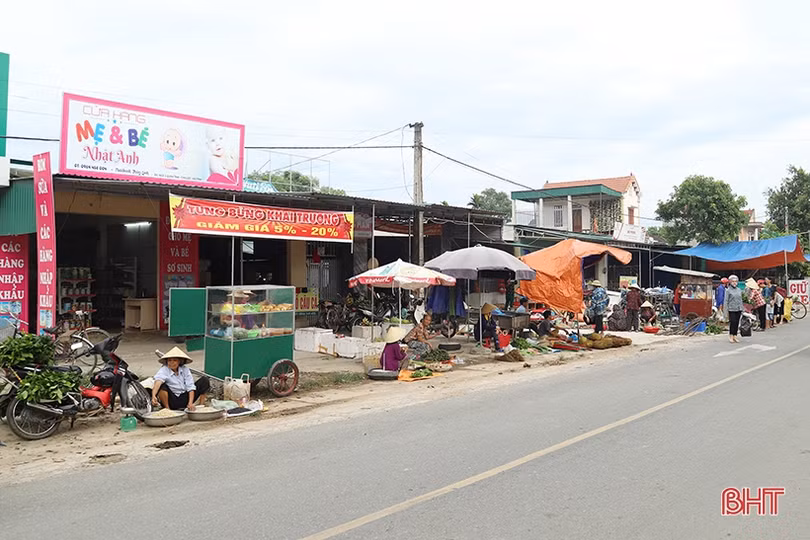 Bất bình mức phí, tiểu thương chợ Quán Trại bỏ đình ra... đường!