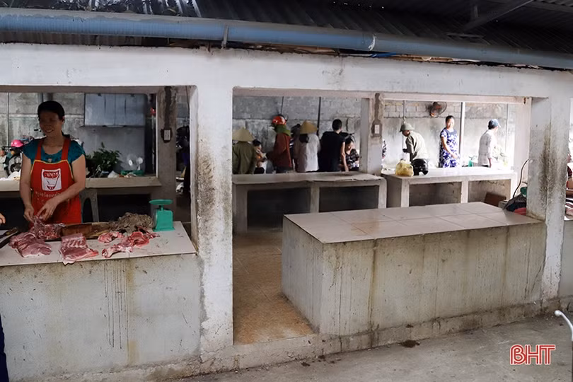 Bất bình mức phí, tiểu thương chợ Quán Trại bỏ đình ra... đường!