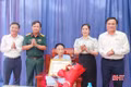 Trao Huy hiệu 80 năm tuổi Đảng cho đảng viên ở Kim Hoa