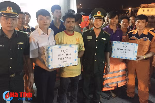 cuu song 13 ngu dan gap nan tren vung bien ha tinh