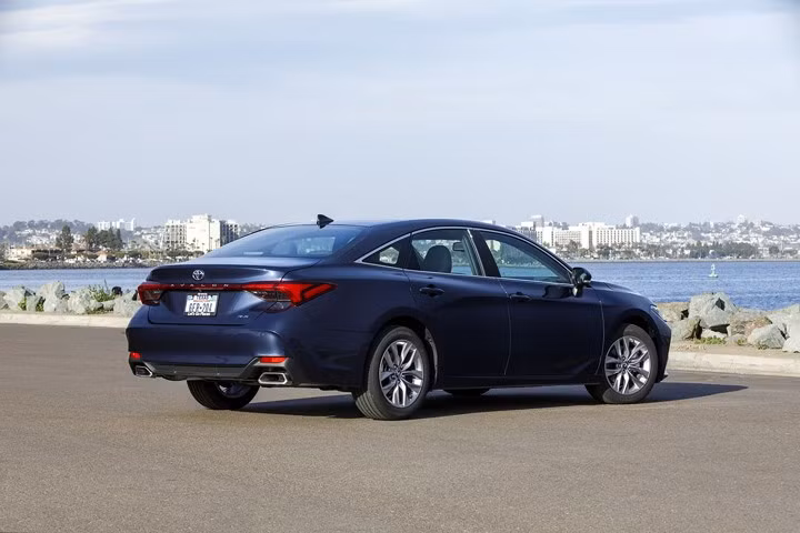 can canh toyota avalon 2019 co gia tu 35 000 usd
