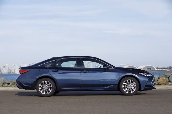 can canh toyota avalon 2019 co gia tu 35 000 usd
