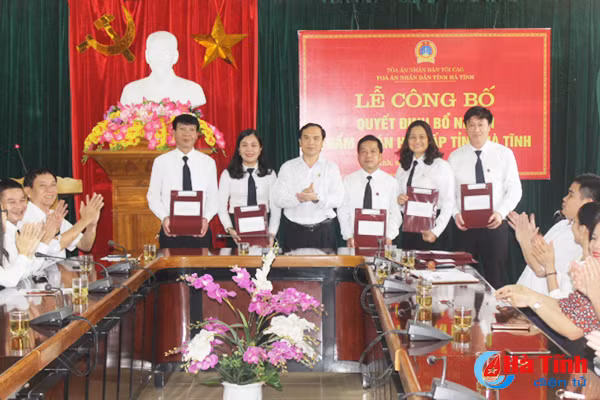 tand tinh ha tinh trao quyet dinh bo nhiem cho 11 tham phan