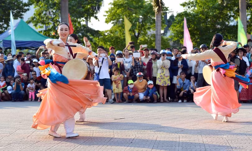 ron rang cac le hoi hut khach du lich vao dip nghi le 30 4 1 5