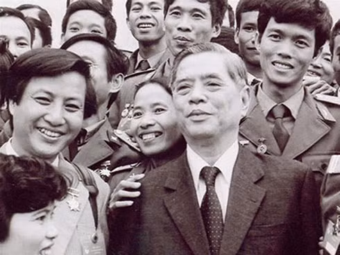 tong bi thu nguyen van linh tam guong sang ngoi ve dao duc cach mang