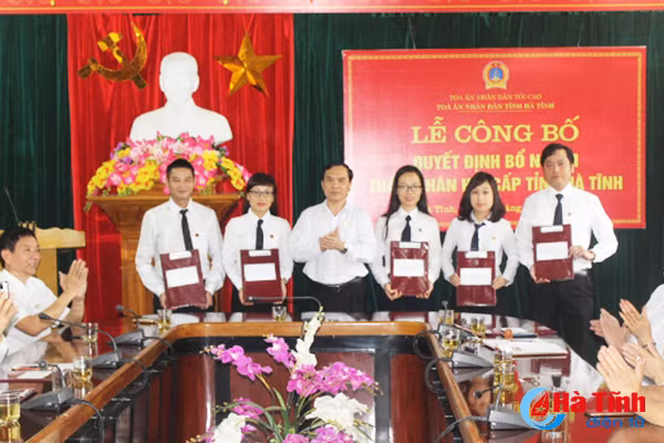 tand tinh ha tinh trao quyet dinh bo nhiem cho 11 tham phan