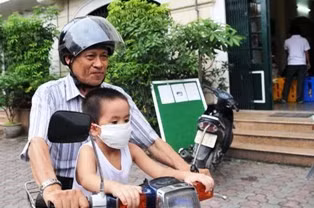 Đeo khẩu trang cho trẻ khi đến trường là biện pháp phòng chống cúm A/H1N1 hiệu quả - Ảnh: Q.L.