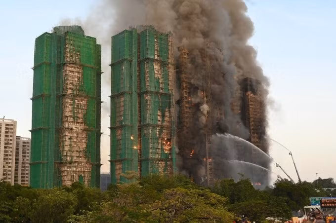 Lửa và khói bốc lên ở cụm chung cư Wang Fuk Court, Hong Kong tháng 11/2025. Ảnh: Reuters