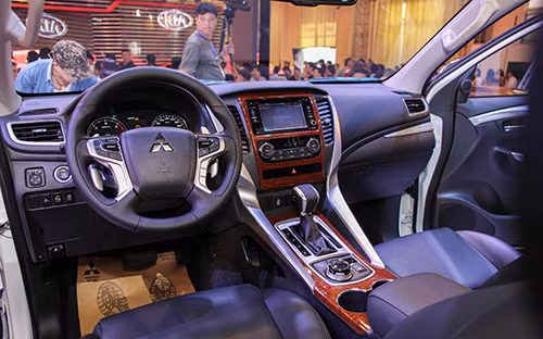 pajero sport the he moi gia tu 1 4 ty dong tai viet nam