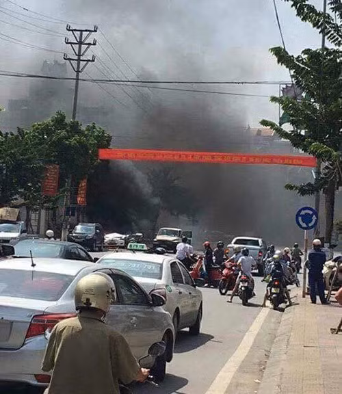 taxi no nhu bom giua pho o cam pha 2 nguoi tu vong tai cho